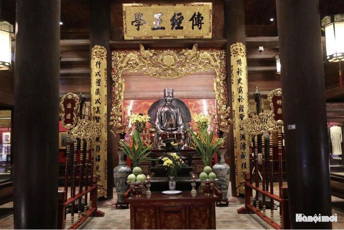 Đời vua Trần Minh Tông, Chu Văn An được cử làm quan Quốc Tử Giám Tư nghiệp (hiệu trưởng) và thầy dạy trực tiếp của các hoàng tử. Đến năm 1370, khi Chu Văn An qua đời được vua Trần Nghệ Tông cho thờ ở Văn Miếu bên cạnh Khổng Tử.