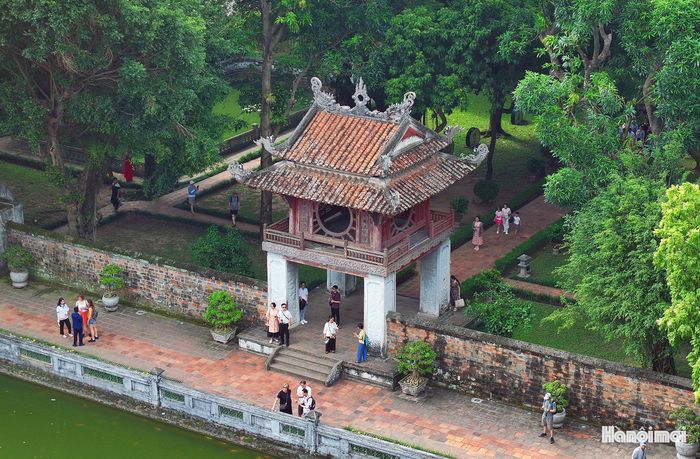 Văn Miếu - Quốc Tử Giám được xây dựng dựa trên sự kết hợp hài hoà giữa kiến trúc Phật giáo, Nho giáo và văn hoá dân gian Việt Nam.