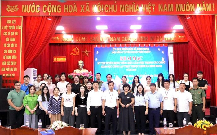 Các đồng chí lãnh đạo xã Bình Minh cùng ban tổ chức và lực lượng an ninh chụp ảnh cùng với các thí sinh. Ảnh T. Đạt