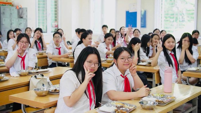 Học sinh Trường THCS Trưng Vương, phường Cửa Nam hào hứng với bữa ăn bán trú tại trường. Ảnh: TV