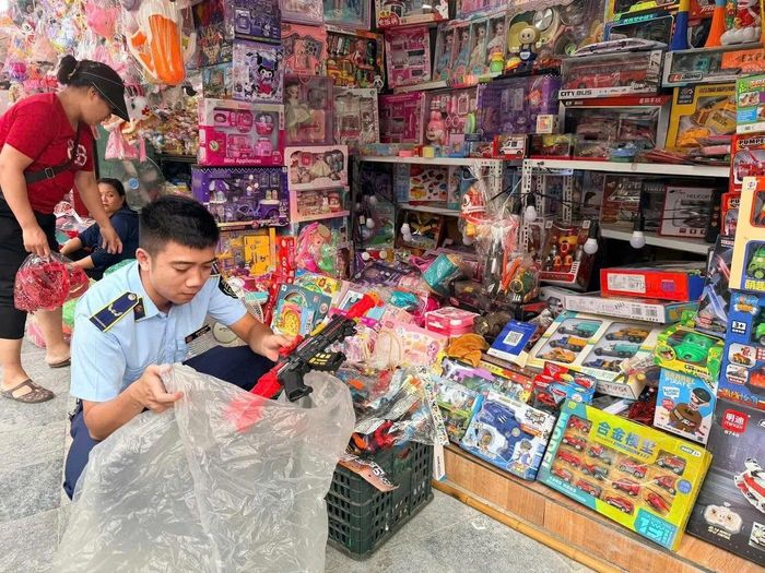 Đội Quản lý thị trường số 2 kiểm tra, thu giữ hàng hoá vi phạm. Ảnh: Đội QLTT số 2