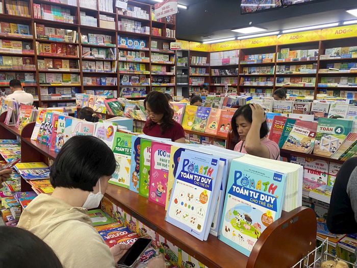 Nhu cầu SGK biến động lớn trong thời gian ngắn, dẫn đến tình trạng thiếu cục bộ. Ảnh: TN