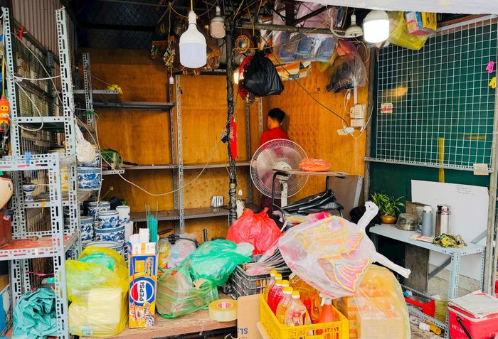 Nhiều tiểu thương tại chợ Kim Liên cũng chủ động sắp xếp hàng hóa, tài sản để di chuyển ra khỏi chợ. Ảnh: PV