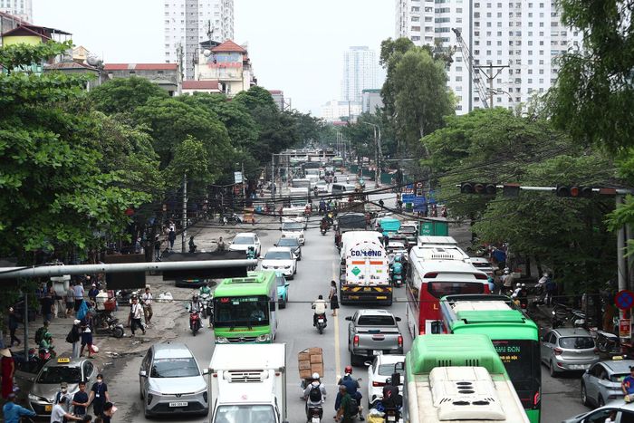Hành lang tuyến đường còn có nhiều nơi bị chiếm dụng, gây mất trật tự, an toàn giao thông nghiêm trọng.