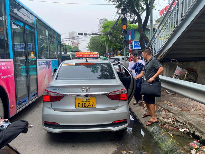 Hằng ngày có cả trăm lượt taxi cố tình dừng đỗ, đón trả khách sai quy định, bất chấp gây tắc nghẽn giao thông trong mọi khung giờ.