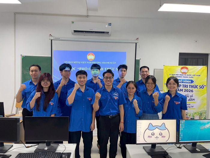 Đồng chí Trần Đức Anh, Phó Chủ tịch Ủy ban MTTQ Việt Nam phường, Bí thư Đoàn phường Thanh Xuân (đứng thứ ba từ trái sang, hàng trước) cùng đoàn viên, thanh niên tham gia mô hình “Phổ cập tri thức số”. Ảnh: PV