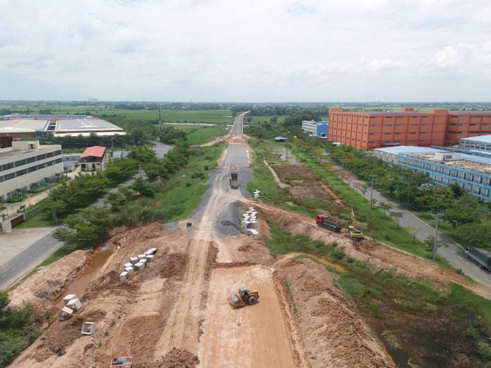 Một đoạn đường Hồ Chí Minh đang được cải tạo, nâng cấp. Ảnh: Viết Dũng.