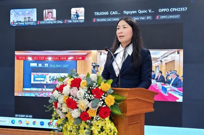 Bà Lê Thị Hằng, Phó Cục trưởng Cục Giáo dục nghề nghiệp và Giáo dục thường xuyên (Bộ Giáo dục và Đào tạo) báo cáo về công tác chuẩn bị. Ảnh: Thảo Phạm