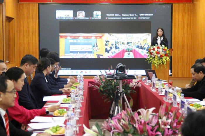 Buổi lễ được tổ chức theo hình thức trực tiếp kết hợp trực tuyến. Ảnh: Thảo Phạm