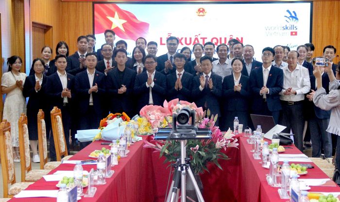 Lãnh đạo Bộ Giáo dục và Đào tạo động viên các thí sinh. Ảnh: Thảo Phạm