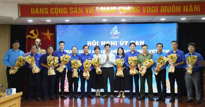Phó Chủ tịch Trung ương Hội Liên hiệp thanh niên Việt Nam Nguyễn Xuân Bắc tặng hoa các uỷ viên Ủy ban Hội Liên hiệp thanh niên Việt Nam. Ảnh: Hải Lâm