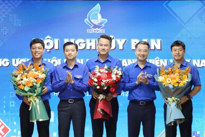 Các đại biểu tặng hoa chúc mừng tân Chủ tịch và Phó Chủ tịch Trung ương Hội Liên hiệp thanh niên Việt Nam. Ảnh: Hải Lâm