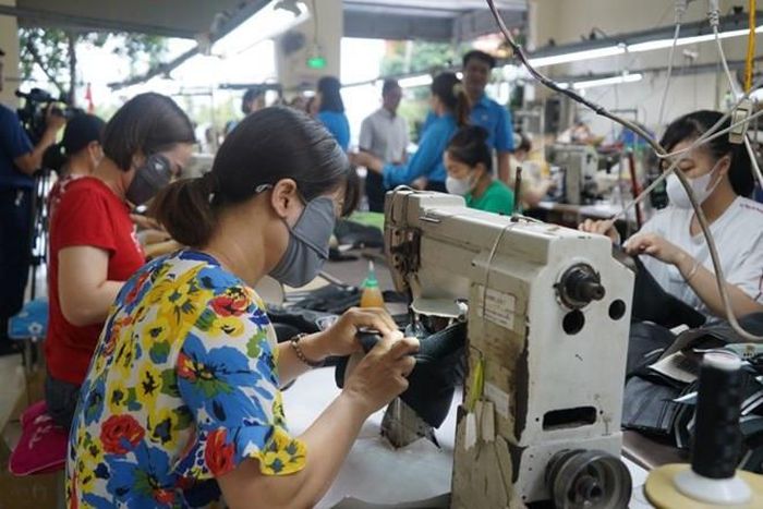 Nhiều công nhân Công ty TNHH Nhật Hùng được tiếp cận gói vay khẩn cấp, giải quyết vấn đề “nóng” trong sinh hoạt hằng ngày. Ảnh: Mai Dung