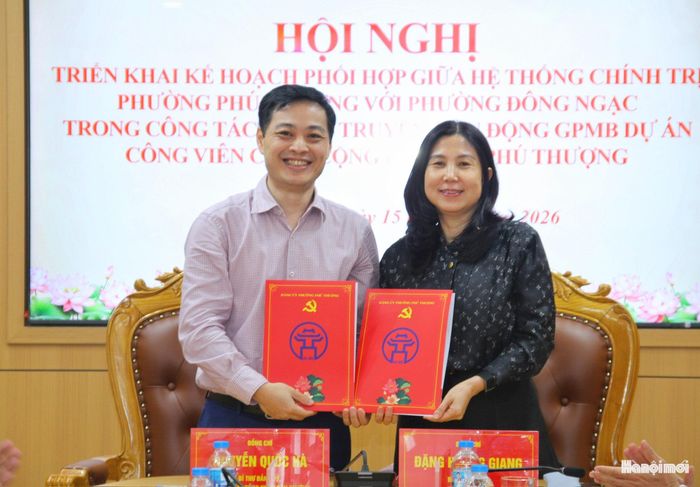 Đảng ủy phường Phú Thượng và Đảng ủy phường Đông Ngạc ký Kế hoạch phối hợp tuyên truyền, vận động, tạo đồng thuận giải phóng mặt bằng dự án. Ảnh: Cao Kỳ