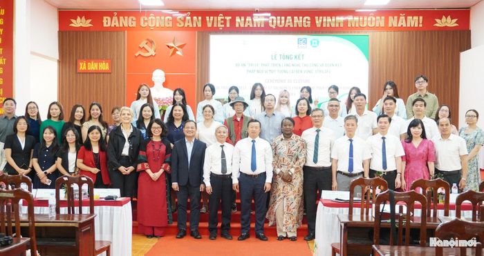 Các đại biểu quốc tế, Trường Đại học Ngoại ngữ và lãnh đạo xã Dân Hòa cùng các thành viên dự án chụp ảnh lưu niệm tại địa phương. Ảnh: Lê Dung.