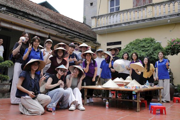 Dự án tạo cơ hội để cộng đồng trực tiếp đón khách, giới thiệu giá trị làng nghề. Ảnh: TRILAF.