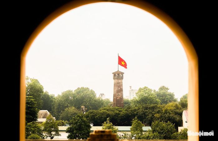 Hơn hai thế kỷ đứng giữa lòng Thủ đô, Kỳ đài không chỉ là dấu ấn kiến trúc mà còn là chứng nhân của lịch sử. Giữa trời thu xanh trong, công trình vẫn trầm mặc hiện diện, gợi nhắc những câu chuyện về Hà Nội qua bao biến thiên của thời gian.