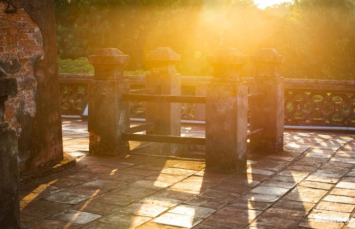 Những đường nét kiến trúc của Cột cờ càng nổi bật, tạo nên một vẻ đẹp vừa mạnh mẽ, vừa thanh thoát.