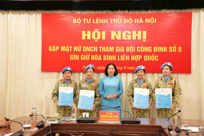 Đồng chí Lê Kim Anh. Chủ tịch hội liên hiệp phụ nữ thành phố Hà Nội tặng quà các nữ quân nhân chuyên nghiệp trước khi lên đường làm nhiệm vụ. Ảnh: Hoàng Lan
