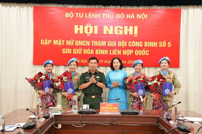 Lãnh đạo Bộ Tư lệnh Thủ đô Hà Nội và Hội Liên hiệp phụ nữ thành phố Hà Nội đã tặng hoa, quà động viên các nữ quân nhân chuyên nghiệp trước khi lên đường làm nhiệm vụ. Ảnh: Hoàng Lan