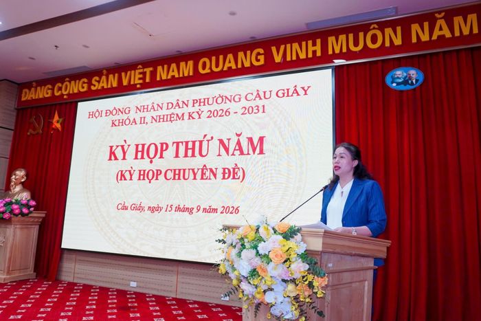 Đồng chí Nguyễn Thị Liễu, Bí thư Đảng uỷ, Chủ tịch HĐND phường Cầu Giấy phát biểu tại kỳ họp. Ảnh: Công Sơn