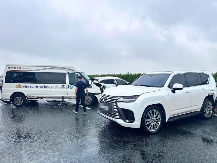 Các phương tiện đều quay ngang đường sau va chạm. Ảnh: Đức Tuấn