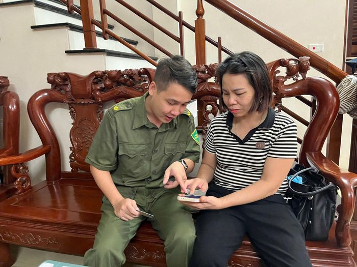 Từ “đi từng ngõ, gõ từng nhà”, kỹ năng số đang được đưa đến gần hơn với từng người dân. Ảnh: PV
