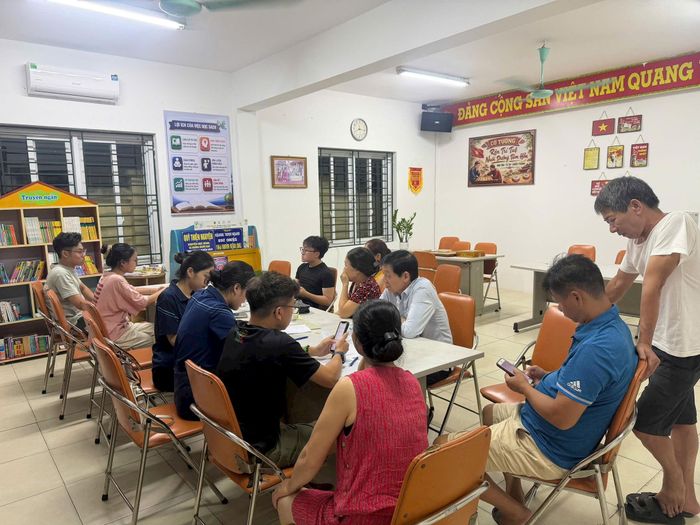 Người dân được hướng dẫn sử dụng các nền tảng số và tiện ích trực tuyến. Ảnh: PV