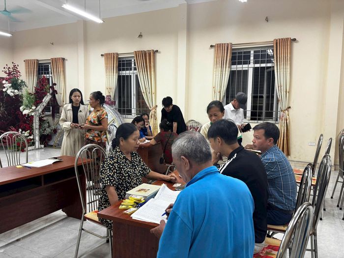 Ánh đèn Nhà văn hóa Thượng Hội vẫn sáng trong những buổi hỗ trợ kỹ năng số cho người dân vào buổi tối. Ảnh: PV