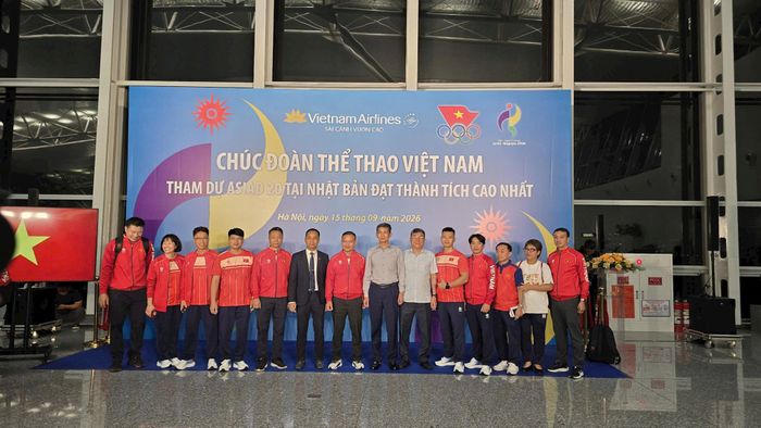 Cục trưởng Cục Thể dục Thể thao Việt Nam Nguyễn Danh Hoàng Việt (áo ghi ở giữa), Trưởng đoàn Nguyễn Hồng Minh cùng đội ngũ bác sĩ, các cán bộ đoàn dự ASIAD 20. Ảnh: Bùi Lượng