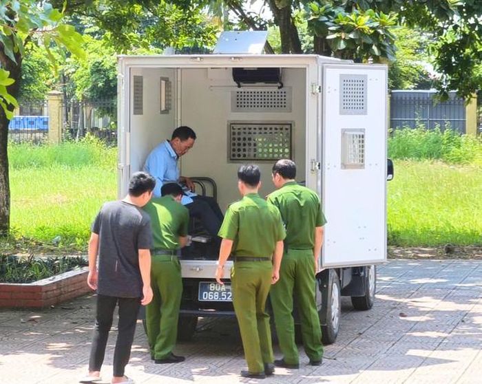Cán bộ Công an xã Nam An Phụ bàn giao đối tượng bị truy nã Nguyễn Đức Khiêm cho trại giam Hoàng Tiến. Ảnh: CACC