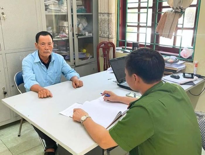 Đối tượng bị truy nã Nguyễn Đức Khiêm đến trụ sở Công an xã Nam An Phụ đầu thú. Ảnh: CACC