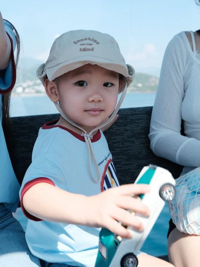 Một trong những điều Minh Hằng từng chia sẻ thẳng thắn là những áp lực cô tự đặt ra trong năm đầu tiên làm mẹ. Nữ diễn viên từng xây dựng cho con nhiều nguyên tắc sinh hoạt khá rõ ràng.