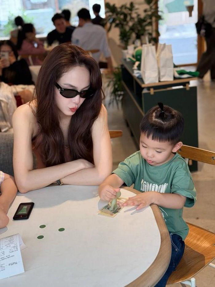 Đến khi bé Mỡ 3 tuổi, cậu bé vẫn duy trì giờ đi ngủ vào khoảng 20h mỗi ngày. Minh Hằng cho biết đây là cách cô rèn cho con một nếp sống ổn định ngay từ nhỏ. Tuy nhiên, chính sự nghiêm khắc ấy đôi lúc khiến nữ diễn viên cảm thấy căng thẳng. Cô từng thừa nhận bản thân có thời điểm bị stress bởi những quy tắc nuôi con do chính mình đặt ra.