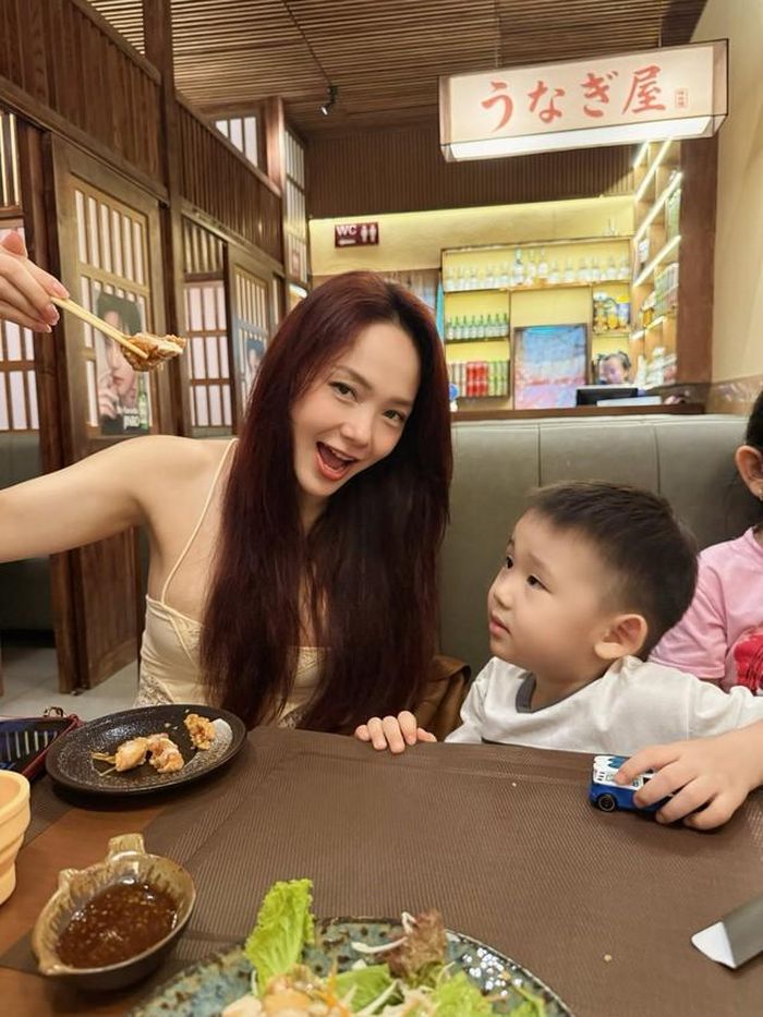 Ở tuổi lên 3, bé Mỡ cũng bắt đầu có những biểu hiện rõ nét về tính cách. Với Minh Hằng, việc con biết yêu thương, chia sẻ và thấu hiểu cảm xúc của cha mẹ là điều khiến cô hạnh phúc hơn cả những thành tích hay sự nổi tiếng.