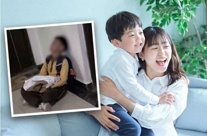 Hình ảnh cậu bé ôm bộ đồ ngủ (ảnh nhỏ), ngồi chờ ngoài cửa căn hộ của mẹ khiến nhiều người xúc động. Ảnh: SCMP