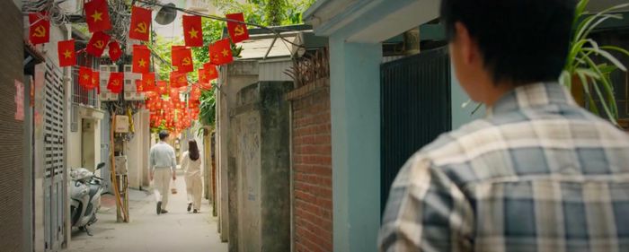 Khánh lặng lẽ nhìn Phương tiễn Tùng ra về. Ảnh VTV
