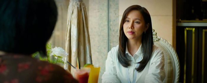 Phương tiết lộ với bà Liên rằng Khánh đã nghỉ làm ở khách sạn. Ảnh VTV