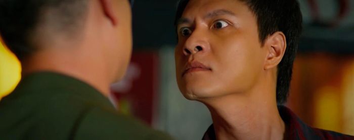 Khánh túm cổ áo Tùng trước những lời mỉa mai từ cậu bạn. Ảnh VTV