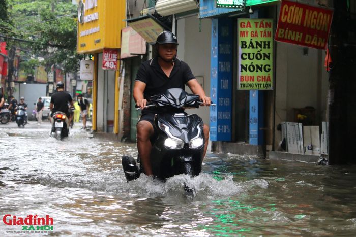 Mưa lớn trong 2 ngày liên tiếp khiến một số tuyến phố trên địa bàn Thủ đô xuất hiện tình trạng ngập úng trong sáng ngày 15/9.