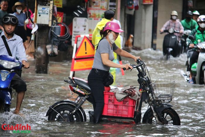 Các phương tiện loay hoay di chuyển qua các đoạn đường ngập sâu.