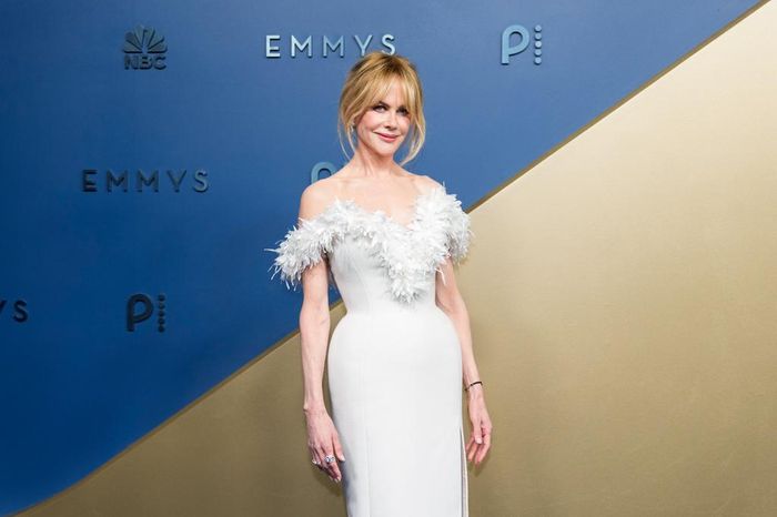 Nicole Kidman giữ vững phong độ là một trong những ngôi sao được bình chọn mặc đẹp nhất tại sự kiện thảm xanh. Chiếc váy cúp ngực màu trắng của nữ diễn viên được tô điểm bằng 46 bông hoa, cùng giày và trang sức cao cấp. (Ảnh: AP Photo/Mark J. Terrill)