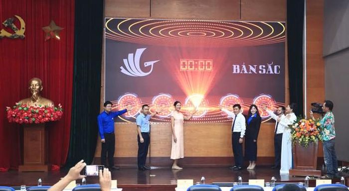 Các đại biểu bấm nút phát động chương trình "Bản sắc" năm 2026.