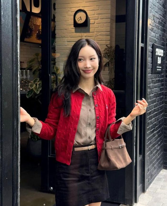 Cardigan màu kem, be, xám hay pastel cũng dễ phối nhất, đặc biệt hợp với bảng màu trung tính thường xuất hiện nhiều vào mùa thu. Nhưng đôi khi mix match nổi bật cũng là lựa chọn không đơn giản được nhiều phái đẹp ưa chuộng.