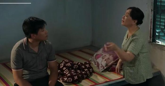 Bảy Sang thắc mắc với mẹ về chuyện từ hồi nhỏ. Ảnh VTV