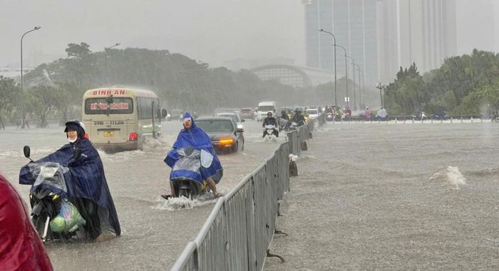 Lượng mưa cực lớn khiến nhiều tuyến phố chìm trong biển nước, đồng thời đẩy mực nước các sông ngoại thành lên mức báo động lũ, đe dọa trực tiếp đời sống của hàng nghìn hộ dân. Ảnh minh họa