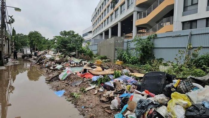 Đoạn tuyến qua ngõ 252 đường Mỹ Đình từng trở thành “điểm nghẽn” khiến dự án kéo dài nhiều năm. Việc chậm giải phóng mặt bằng khiến tuyến đường chưa thể hoàn thiện đồng bộ.