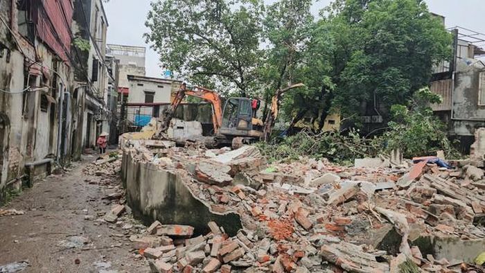 Nhiều công trình tạm trước đó đã được giải tỏa, tháo dỡ. Mặt bằng tại một số vị trí đang dần được thu hồi để phục vụ thi công.