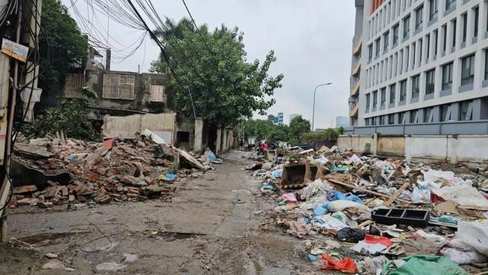Những căn nhà, công trình nằm trong diện giải tỏa lần lượt được tháo dỡ. Đây được xem là bước chuyển quan trọng để đoạn tuyến còn dang dở có thể tiếp tục triển khai.