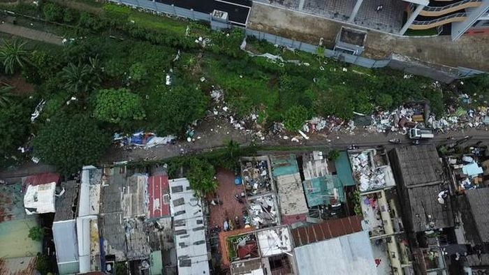 Nhiều hộ dân tại ngõ 252 đường Mỹ Đình đã di chuyển khỏi khu vực nằm trong quy hoạch. Một số công trình đang được tháo dỡ để trả lại mặt bằng thực hiện dự án.